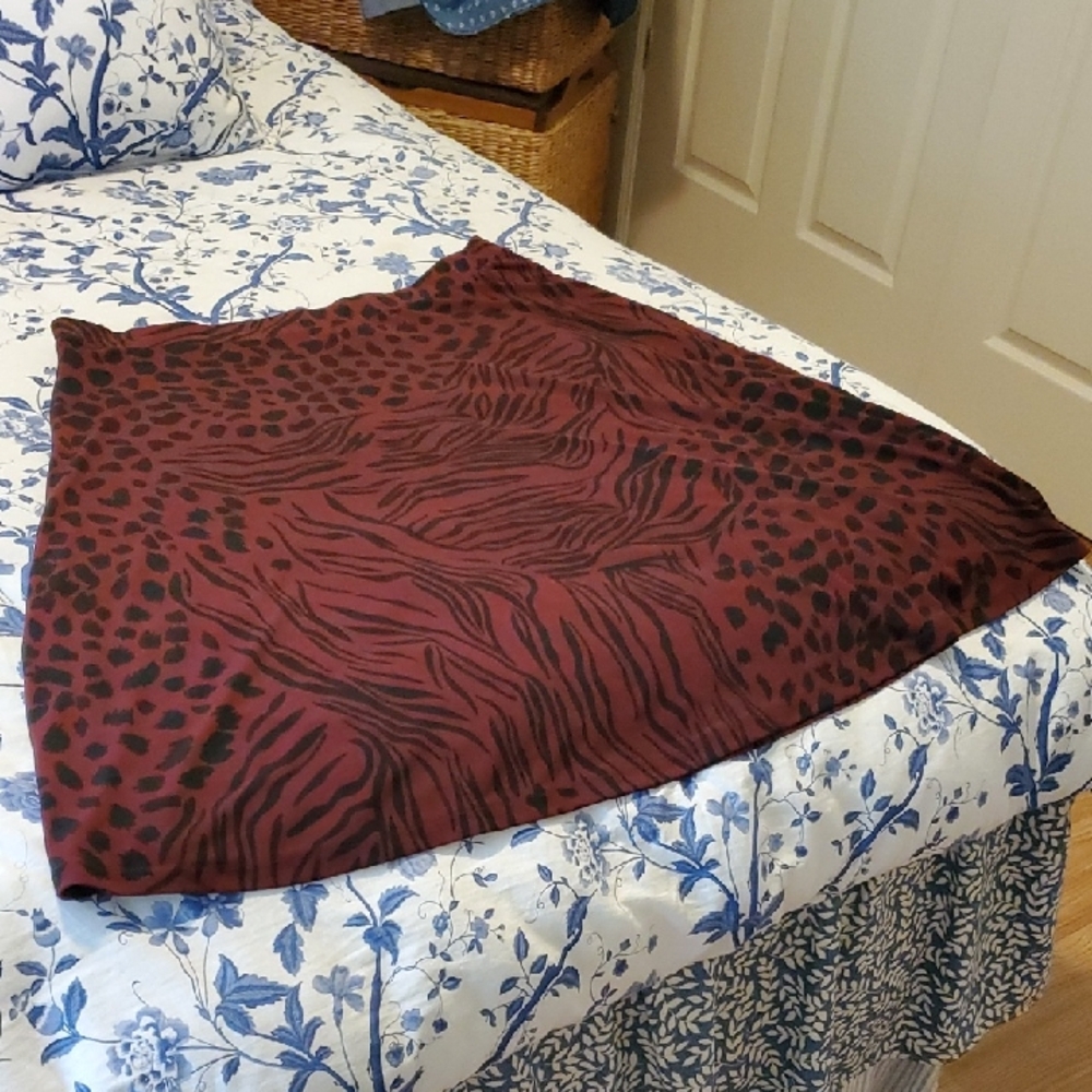 CURATED BY RUA'H KIBRIYA: Burgundy/Black Stretchy A-Line Animal Print Skirt EUCx